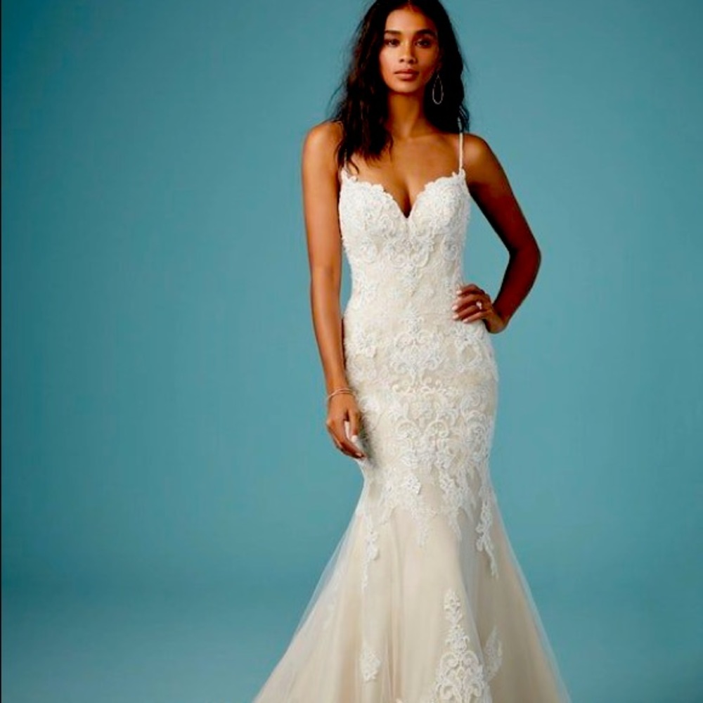 Maggie Sottero Ivory Glorietta Wedding Gown size 6/4